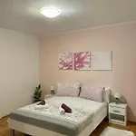 Zenta Apartment *